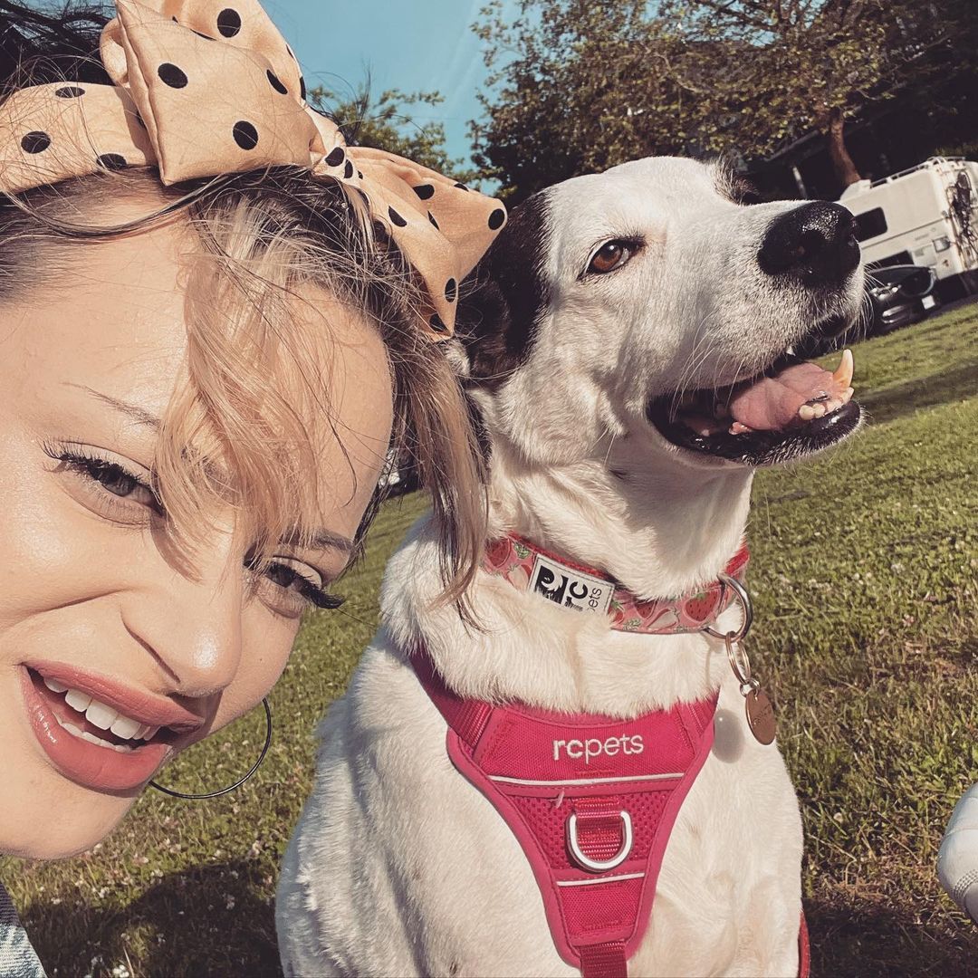 Ein Selfie von Ruth Codd mit dem Hund Betty (Instagram)