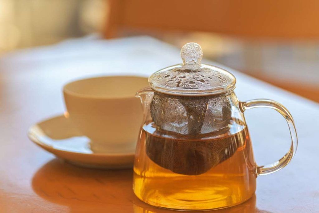 Zitronen-Lorbeer-Tee, das Getränk, das Fett verbrennt, beim Abnehmen ...