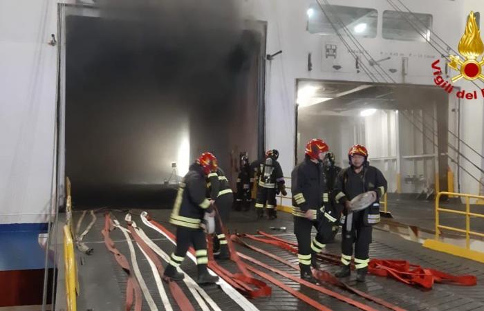 Feuer brach in der Garage der Fähre La Superba in Palermo aus (VIDEO)