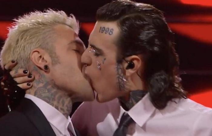 Sanremo 2023, der leidenschaftliche Kuss zwischen Rosa Chemical und Fedez, während der Aufführung auf die Bühne gezogen – Das Video