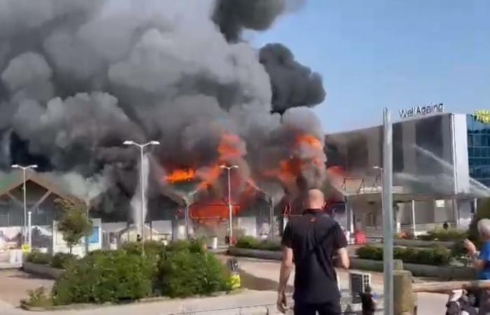 Brand im Einkaufszentrum «Le Vele» in Desenzano del Garda. Arpa: „Anwohner in der Umgebung bleiben zu Hause“