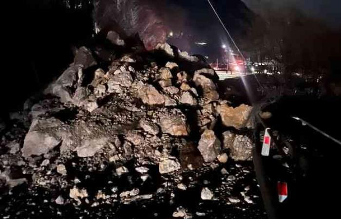 Ein großer Erdrutsch zwischen Mezzolago und Molina di Ledro: Straße seit heute 18.45 Uhr gesperrt – Basso Sarca – Ledro