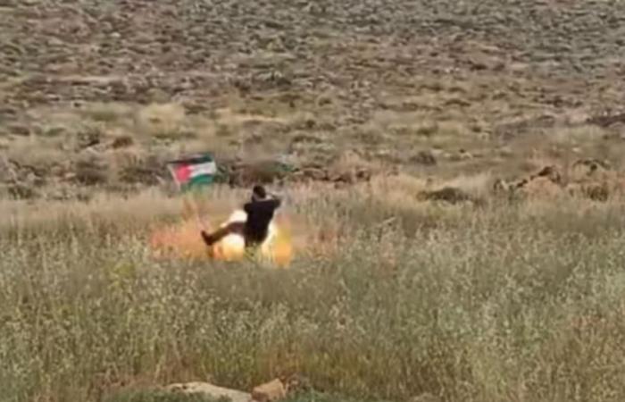 Sie platzieren die palästinensische Flagge am Straßenrand, ein israelischer Siedler tritt dagegen: Eine Sprengfalle wird ausgelöst