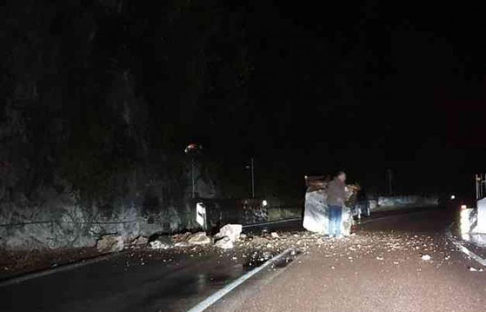 Neuer Erdrutsch in Tempesta: Die östliche Gardesana-Staatsstraße zwischen Torbole und Malcesine – Basso Sarca – Ledro ist gesperrt