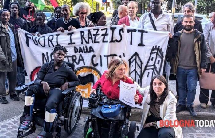 Nach dem Anschlag begrüßt Bologna Nabu mit einem Protest: „Rassisten raus aus unserer Stadt“