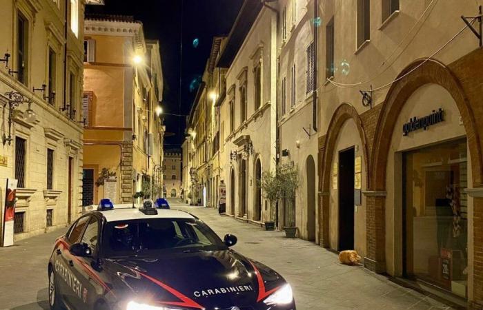 Er schnappt sich eine ältere Frau und lässt sie zu Boden fallen, die Carabinieri berichten von einem 30-Jährigen