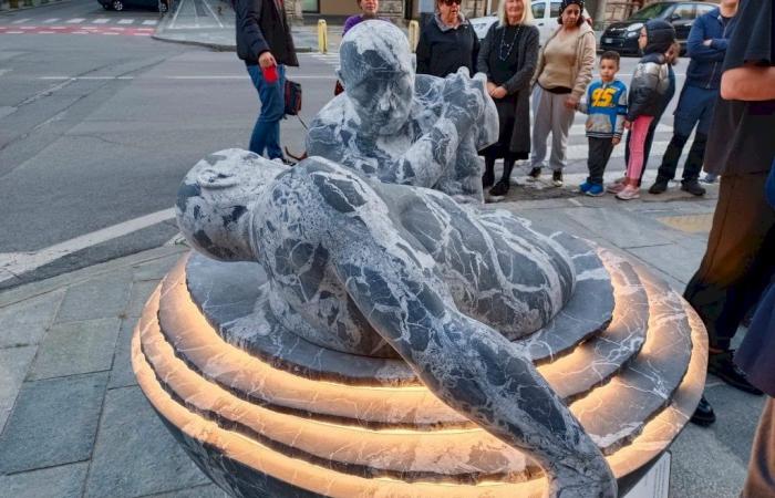 Im Corso Giolitti feiert eine Marmorskulptur das Leben, das nach Covid wiedergeboren wird