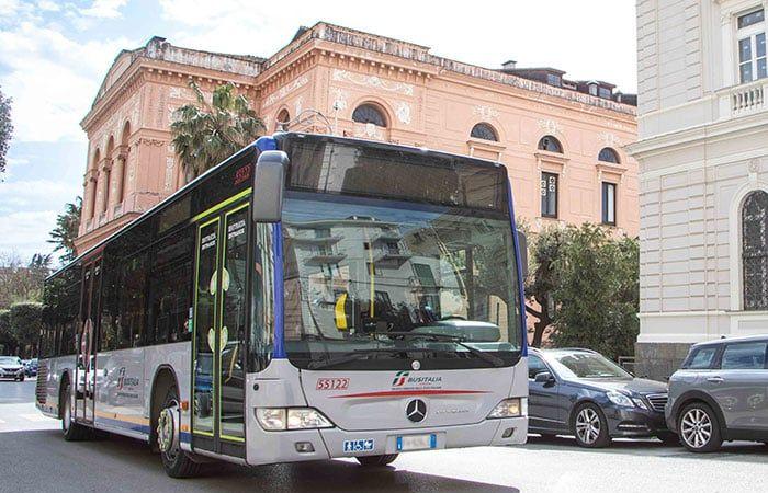 Busitalia: künstlerische Darbietungen an Bord der Busse 5 und 6 für das „Salerno Letteratura Festival“