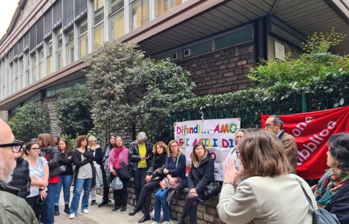 Como, der Kampf um die Kindergärten verdoppelt sich: Treffen des Elternausschusses und Prozession im Zentrum