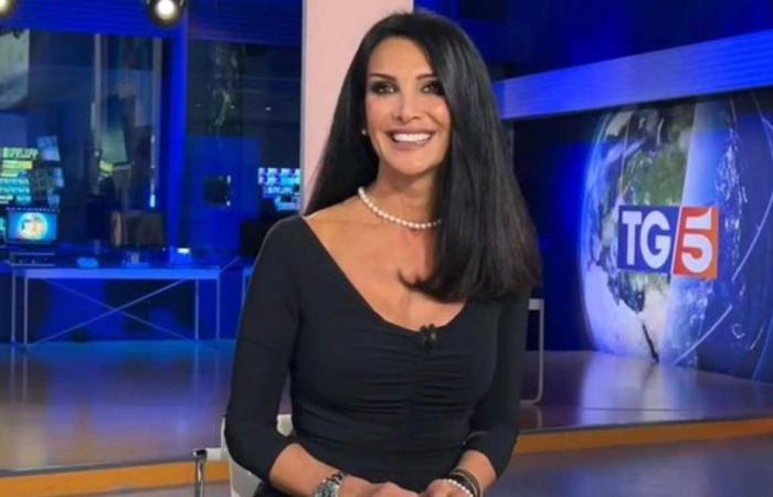 Elena Guarnieri, sie ist die Moderatorin im Fernsehen, aber haben Sie sie jemals im Bikini gesehen? Es ist eine atemberaubende Wucht