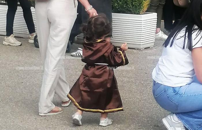 Lamezia, Freude und Hingabe bei der traditionellen Kindersegnung auf dem Kirchhof der Wallfahrtskirche Sant’Antonio