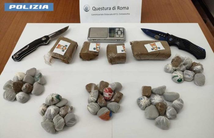 26-Jähriger mit einem halben Kilogramm Haschisch, zwei Messern und Drogenverpackungsmaterial gefunden
