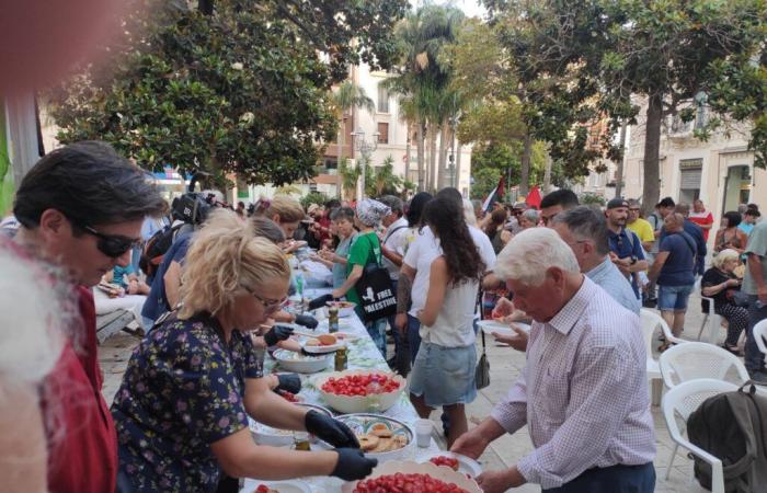 die Staatsoberhäupter auf der schwäbischen Burg von Brindisi, das „Abendessen der Armen“ auf dem Platz