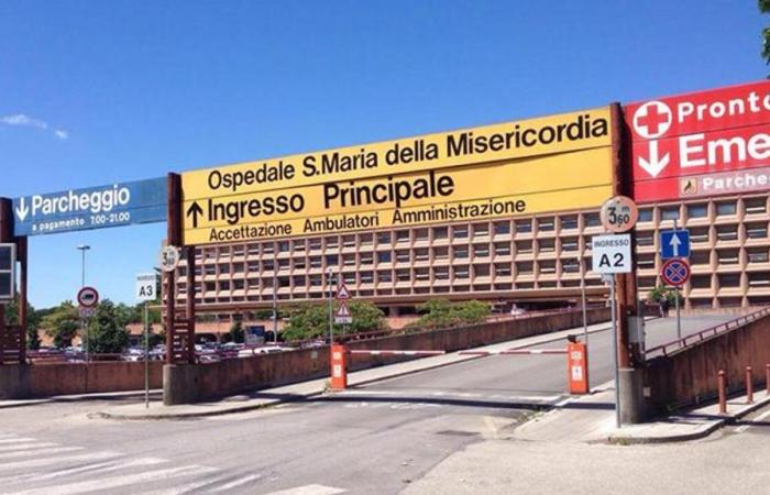 Durch heftiges Bremsen mit dem Fahrrad landet die 50-Jährige am Boden: in Udine in ernstem Zustand ins Krankenhaus eingeliefert