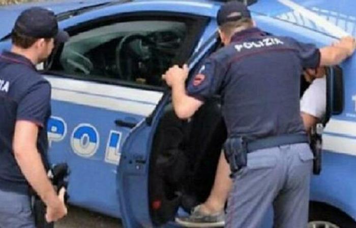 Er versucht, ein Haus in Treviso auszurauben, doch der Nachbar, ein Polizist, lässt ihn verhaften. Der Dieb gibt sich mit 14 Monaten zufrieden