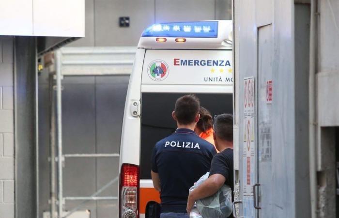 Arbeitsunfall in der Provinz Cremona, Arbeiter stürzen beim Einbau einer Klimaanlage: verletzt
