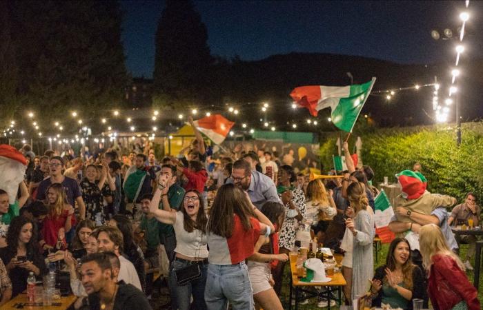Drei Großbildschirme in Bergamo, um die Fußball-Europameisterschaft in Gesellschaft zu erleben