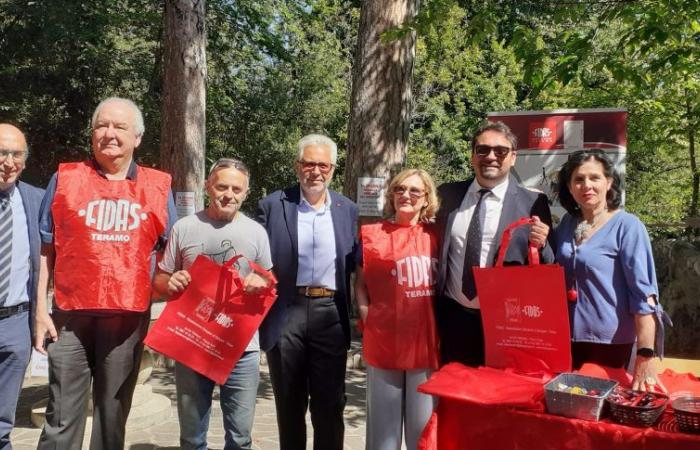 FOTOS und VIDEOS | Die Spenderbank in der Villa Comunale von Teramo eingeweiht – ekuonews.it