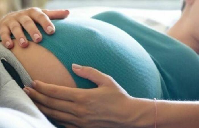 Frau bringt allein auf dem Bürgersteig ihr Kind zur Welt, Schock in Bologna: „Sie hat die Schwangerschaft geleugnet“