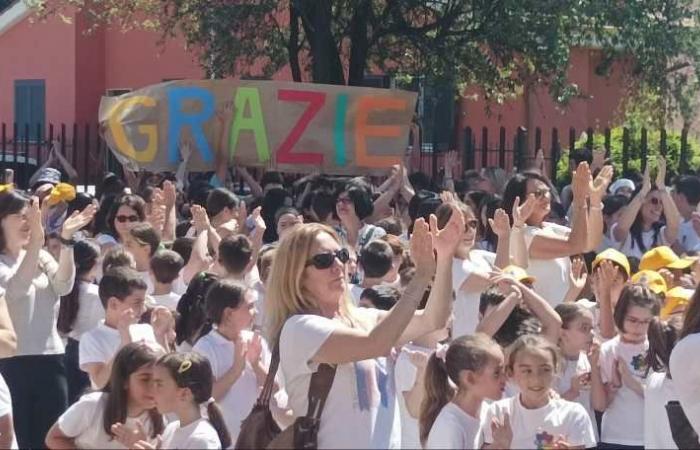 GUIDONIA – Musik und Tränen, Schüler und Lehrer erweisen dem scheidenden Schulleiter ihre Ehrerbietung