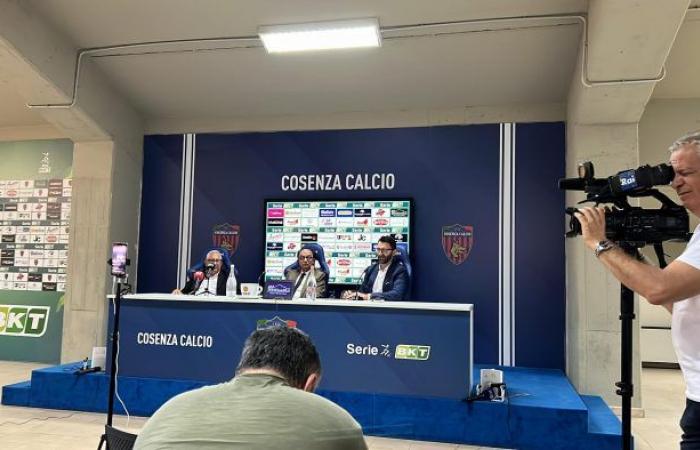 Cosenza. Guarascio verkündet Tutinos Erlösung, Ursino verkündet Vialis Abschied. Wird der Bomber bleiben? „Wir warten auf den neuen Trainer“
