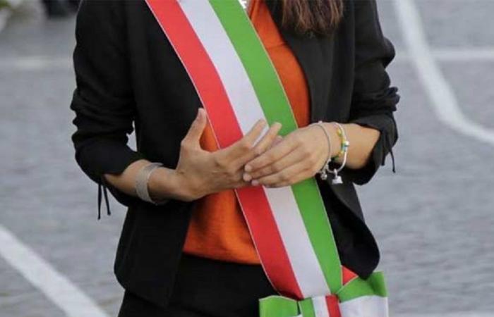 Salerno: Von den 47 neu gewählten Bürgermeisterinnen tragen nur fünf Frauen die dreifarbige Schärpe
