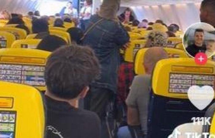 Ryanair-Flug überbucht, es gibt einen Passagier zu viel. Das Video: „Wer aussteigt, bekommt 250 Euro und eine Freifahrt.“ Ein Junge akzeptiert