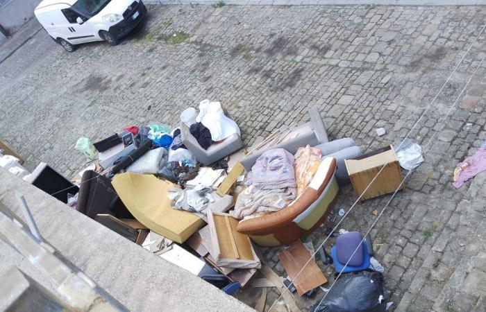 Ancona, illegale Mülldeponie im Corso Carlo Alberto für zwei Monate. Ein Bewohner: „Wir sind verärgert“ – Nachrichten Ancona-Osimo – CentroPagina