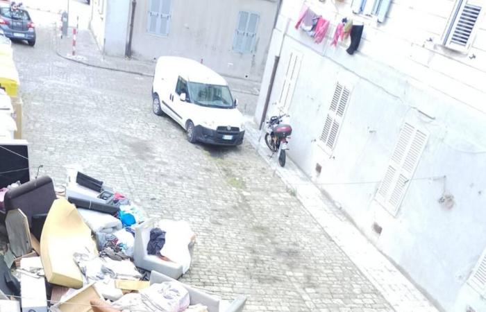 Ancona, illegale Mülldeponie im Corso Carlo Alberto für zwei Monate. Ein Bewohner: „Wir sind verärgert“ – Nachrichten Ancona-Osimo – CentroPagina