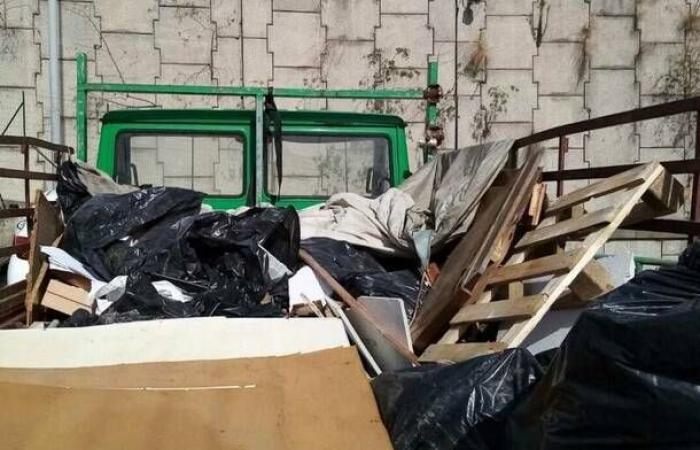 LKW beladen mit Sondermüll und illegalem Müll, meldet die örtliche Polizei von Parabiago einen 41-Jährigen