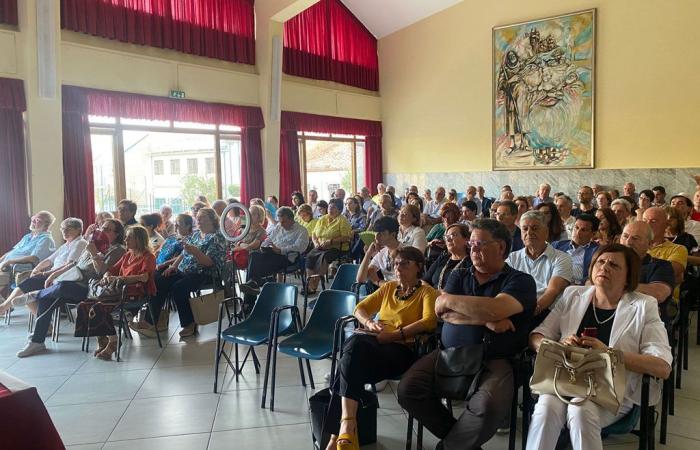 Lamezia, Treffen zum Thema differenzierte Autonomie im Saal der Pfarrei San Francesco di Paola