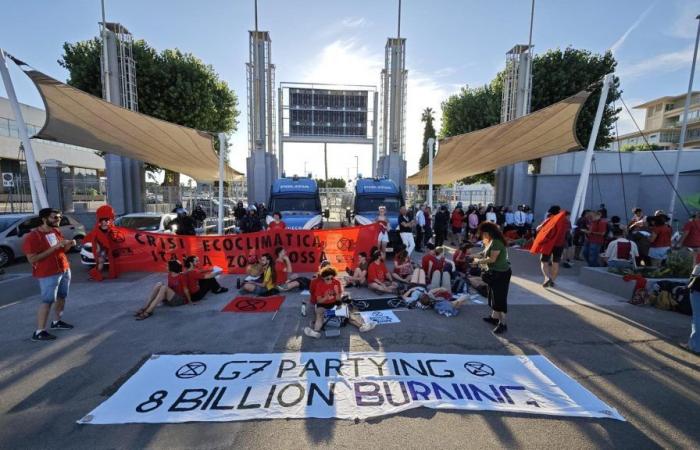 Umweltschützer ketten sich vor dem G7-Medienzentrum in Bari an: „Wir fordern die Erwachsenen auf, konkrete Maßnahmen zum Klimaschutz zu ergreifen“