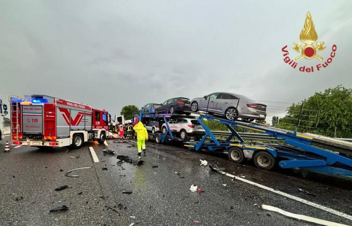 Unfall auf der A4 in Stezzano, auch der Fahrer des Lkw wurde schwer verletzt. Der Zustand des 58-Jährigen ist weiterhin kritisch