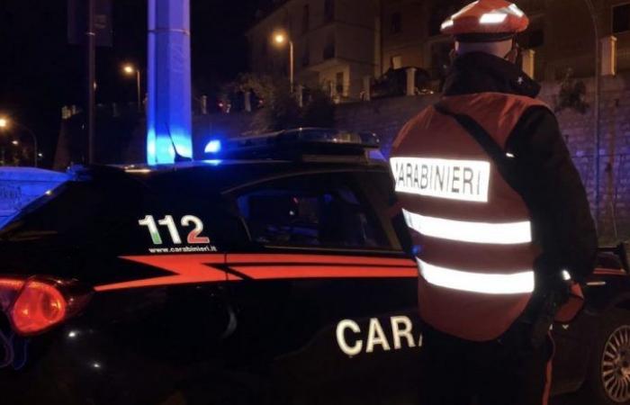 Im Zentrum von Udine von drei unbekannten Männern angehalten und ausgeraubt