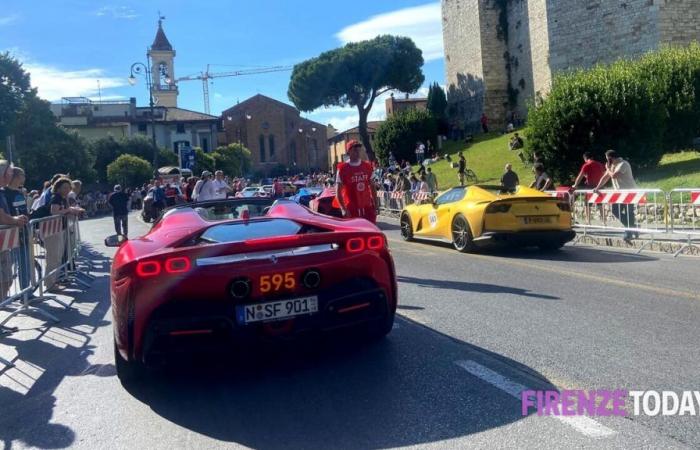 Prato, Feier im Zentrum für die über 700 Autos der Mille Miglia