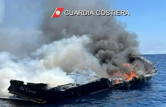 Die Yacht fängt im Meer Feuer, Stefania Craxi und ihr Mann werden von der Küstenwache gerettet