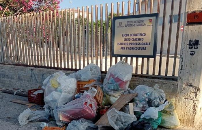 Noch mehr Müll vor den Toren des Instituts „Cataudella“ in Scicli-Ragusa Oggi