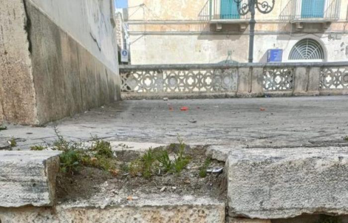 Eine weitere Schande für „Pescara“. Eine Marmorplatte löste sich