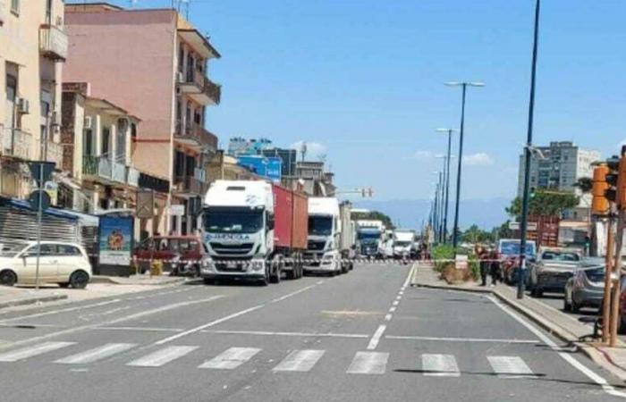 Unfall in Neapel, Frau kommt in der Via Argine in Ponticelli ums Leben, wenn sie von einem Lastwagen angefahren wird