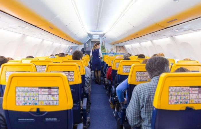 Überbuchter Ryanair-Flug, das Maxi-Angebot, das einem Passagier angeboten wird, um aus dem Flugzeug auszusteigen