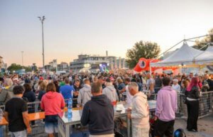 Riccione: Gestern Abend „Lifeguard Festival“ zwischen Sardinen, Feuerwerk und Romagna Mia