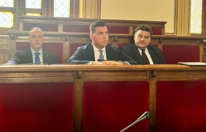 Stadtrat in Reggio Calabria eröffnet, Forza Italia nimmt nicht teil, „noch eine Parade der Heuchelei“