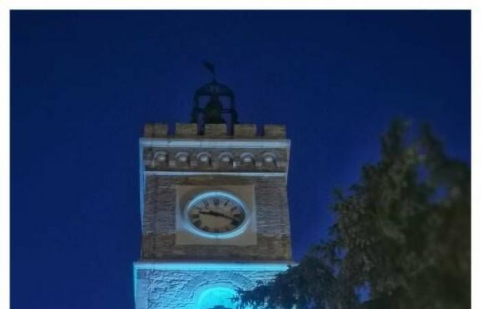 Casacalenda feiert den Triumph der italienischen Leichtathletik, indem es blau aufleuchtet
