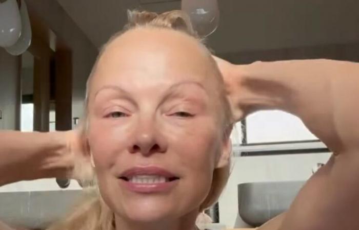 Pamela Anderson zeigt sich bei ihrer Morgenroutine völlig ungeschminkt – Gossip.it