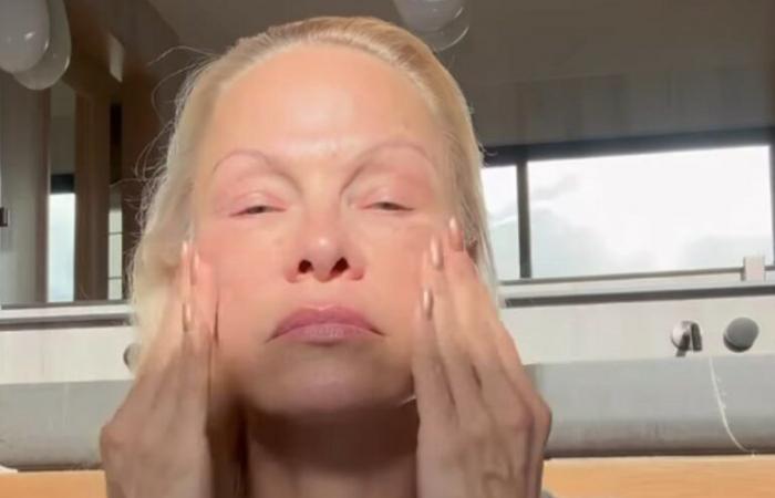 Pamela Anderson zeigt sich bei ihrer Morgenroutine völlig ungeschminkt – Gossip.it