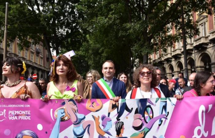 Turin Pride 2024, Regenbogenflut. Luxus von der Bühne: „Meine Güte, wie viele von euch sind da, hatten die Seminaristen alle frei?“