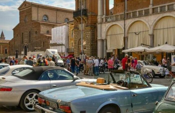 Oldtimer-Rallye „Vallata del Senio“ auf der Piazza del Popolo in Faenza am Sonntag, 16. Juni