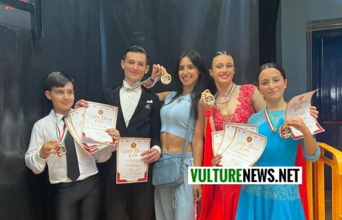 Maria Rosaria aus Melfi und Federico aus Rapolla gewinnen zum dritten Mal die Goldmedaille im Tanzwettbewerb! Sieg auch für Donato und Sofia. Gut gemacht alle zusammen