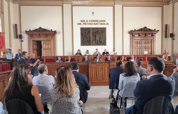 Eröffnung des Stadtrats an der Meerengenbrücke, Falcomatà: „Wir fordern, dass die Gebiete Protagonisten sein können“