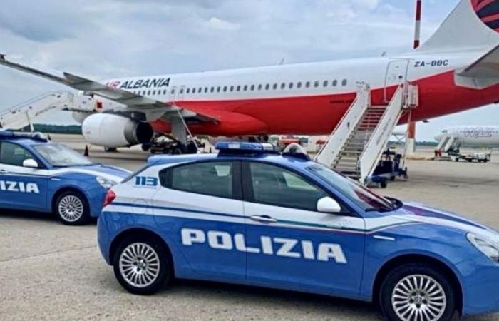 Albanischer Staatsbürger wird zur Ausreise aus dem Staatsgebiet an die Seegrenze von Ancona begleitet